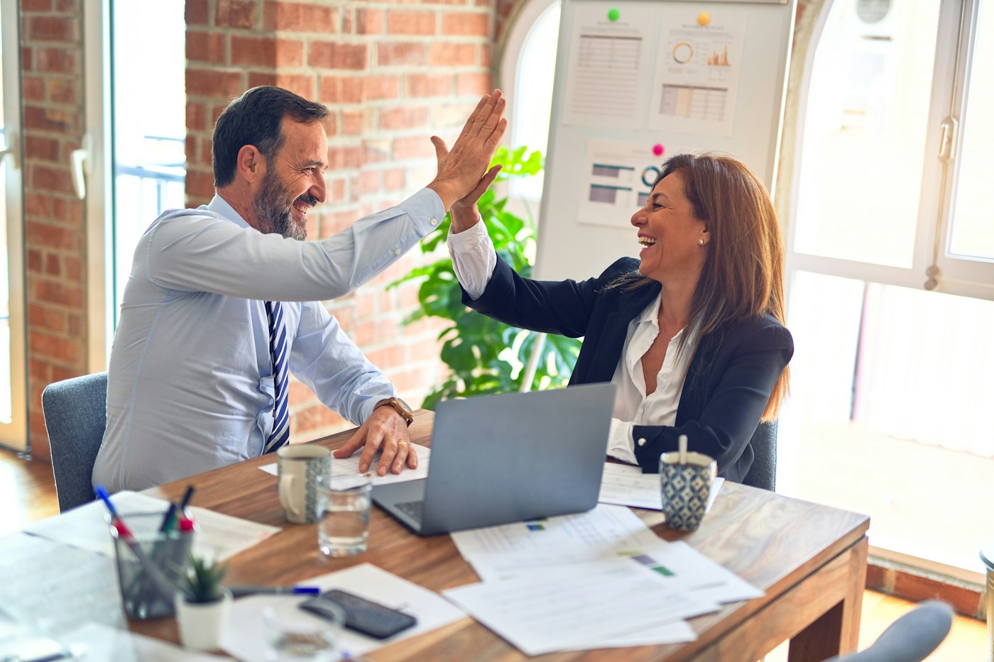 Profissionais reunidos em um escritório para planejar o trabalho da empresa